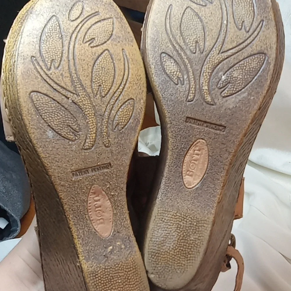 Born women's leather tan sandal wedge size 9